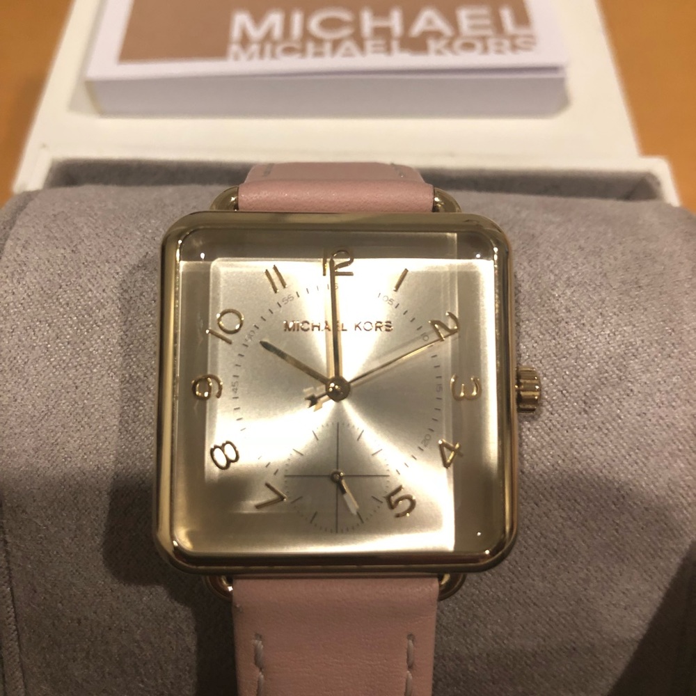 ✨SOLD✨Michael Kors pink leather strap watch